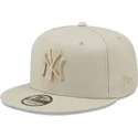 szara-czapka-snapback-z-plaskim-daszkiem-z-szarym-logo-new-york-yankees-9fifty-league-essential-mlb-od-new-era