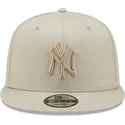 szara-czapka-snapback-z-plaskim-daszkiem-z-szarym-logo-new-york-yankees-9fifty-league-essential-mlb-od-new-era