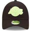 czarna-regulowana-czapka-z-zakrzywionym-daszkiem-z-zielonym-logo-9forty-neon-pack-los-angeles-lakers-nba-new-era