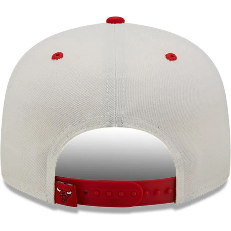 czapka-z-plaskim-daszkiem-bialo-czerwona-snapback-9fifty-white-crown-chicago-bulls-nba-new-era