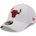 biala-zakrzywiona-czapka-regulowana-9forty-diamond-era-chicago-bulls-nba-od-new-era
