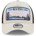 bezowo-czarna-czapka-truckerka-new-york-brooklyn-a-frame-license-plate-od-new-era