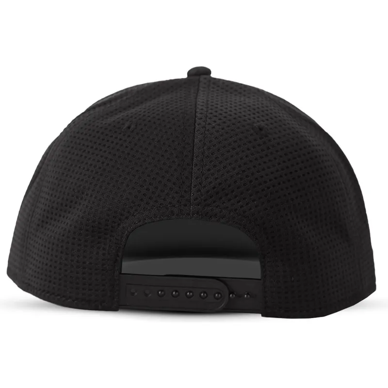 kepure-plokscia-juoda-snapback-metal-badge-difuzed