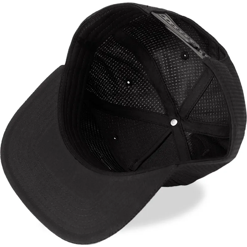 kepure-plokscia-juoda-snapback-metal-badge-difuzed