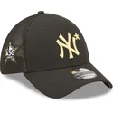 czarna-dopasowana-czapka-trucker-z-zlotym-logo-39thirty-all-star-game-new-york-yankees-mlb-od-new-era