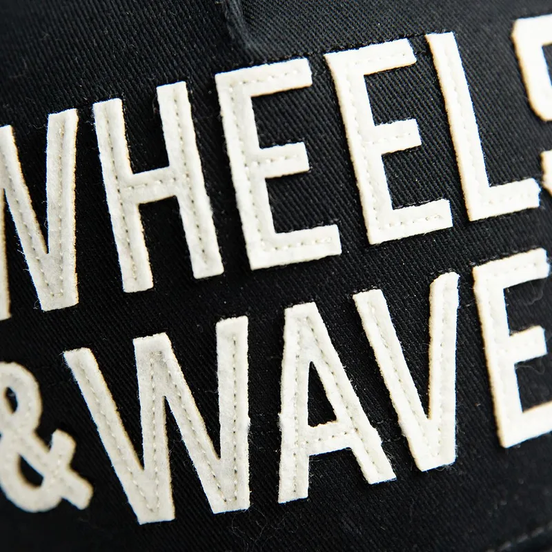 kepure-islenkta-juoda-snapback-classic-ww22-wheels-and-waves