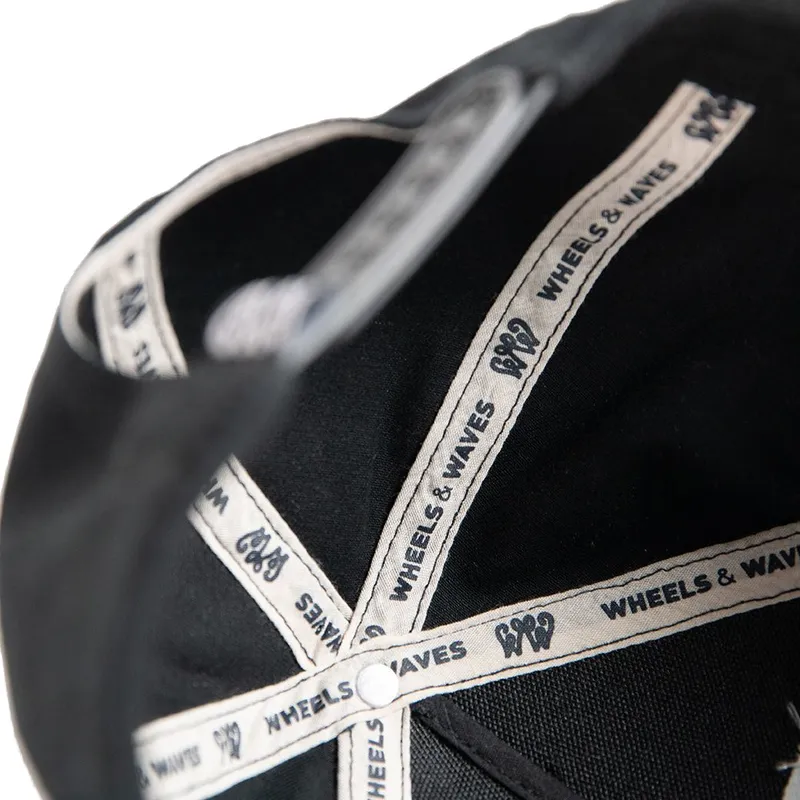 kepure-islenkta-juoda-snapback-classic-ww22-wheels-and-waves