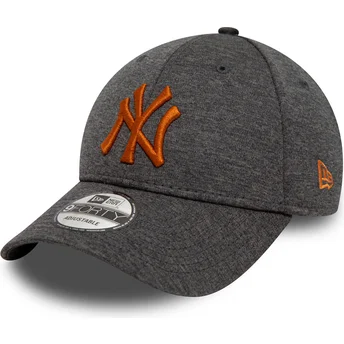 szara-zakrzywiona-czapka-z-regulacja-i-pomaranczowym-logo-9forty-shadow-tech-new-york-yankees-mlb-od-new-era