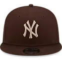 brazowa-czapka-z-daszkiem-typu-snapback-9fifty-league-essential-new-york-yankees-mlb-od-new-era