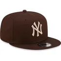 brazowa-czapka-z-daszkiem-typu-snapback-9fifty-league-essential-new-york-yankees-mlb-od-new-era