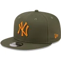 zielona-czapka-z-daszkiem-snapback-z-pomaranczowym-logo-9fifty-league-essential-new-york-yankees-mlb-od-new-era