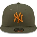 zielona-czapka-z-daszkiem-snapback-z-pomaranczowym-logo-9fifty-league-essential-new-york-yankees-mlb-od-new-era