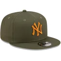 zielona-czapka-z-daszkiem-snapback-z-pomaranczowym-logo-9fifty-league-essential-new-york-yankees-mlb-od-new-era