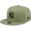 kepure-plokscia-zalia-snapback-9fifty-league-essential-new-york-yankees-mlb-new-era
