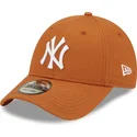 regulowana-brazowa-czapka-z-zakrzywionym-daszkiem-9forty-league-essential-new-york-yankees-mlb-marki-new-era