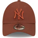 kepure-islenkta-ruda-reguliuojamas-9forty-league-essential-new-york-yankees-mlb-new-era