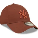 kepure-islenkta-ruda-reguliuojamas-9forty-league-essential-new-york-yankees-mlb-new-era