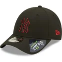czarna-czapka-z-zakrzywionym-daszkiem-snapback-z-czerwonym-logo-9forty-neon-pack-repreve-new-york-yankees-mlb-od-new-era