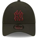 czarna-czapka-z-zakrzywionym-daszkiem-snapback-z-czerwonym-logo-9forty-neon-pack-repreve-new-york-yankees-mlb-od-new-era