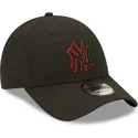 czarna-czapka-z-zakrzywionym-daszkiem-snapback-z-czerwonym-logo-9forty-neon-pack-repreve-new-york-yankees-mlb-od-new-era