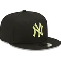 kepure-plokscia-juoda-snapback-9fifty-league-essential-new-york-yankees-mlb-new-era