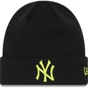new-era-green-logo-league-essential-cuff-new-york-yankees-mlb-black-beanie