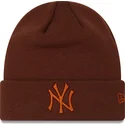 brazowa-czapka-z-brazowym-logo-league-essential-cuff-new-york-yankees-mlb-od-new-era