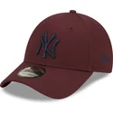 czapka-z-daszkiem-bordowa-regulowana-z-granatowym-logo-9forty-league-essential-new-york-yankees-mlb-od-new-era