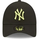 czarna-regulowana-czapka-z-zakrzywionym-daszkiem-z-zielonym-logo-9forty-league-essential-new-york-yankees-mlb-new-era