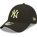 czarna-regulowana-czapka-z-zakrzywionym-daszkiem-z-zielonym-logo-9forty-league-essential-new-york-yankees-mlb-new-era