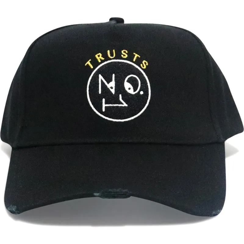 kepure-islenkta-juoda-reguliuojama-juostele-trusts-no1-distressed-black-gold-the-no1-face