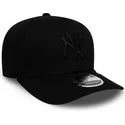 czarna-czapka-z-zakrzywionym-daszkiem-snapback-z-czarnym-logo-9fifty-tonal-stretch-snap-new-york-yankees-mlb-new-era