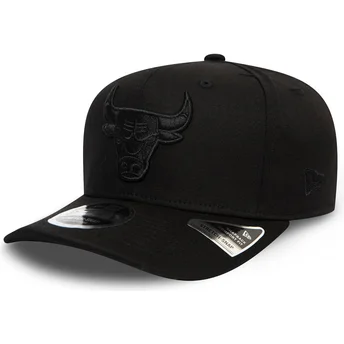 czarna-czapka-z-zakrzywionym-daszkiem-snapback-z-czarnym-logo-9fifty-tonal-stretch-snap-chicago-bulls-nba-new-era