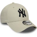 bezowa-regulowana-czapka-z-zakrzywionym-daszkiem-z-czarnym-logo-9forty-league-essential-new-york-yankees-mlb-new-era