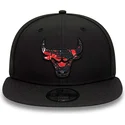 czarna-czapka-z-plaskim-daszkiem-snapback-z-czerwonym-logo-9fifty-print-infill-chicago-bulls-nba-od-new-era