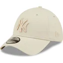 bezowa-dopasowana-czapka-z-zakrzywionym-daszkiem-z-bezowym-logo-39thirty-league-essential-new-york-yankees-mlb-new-era