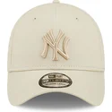 bezowa-dopasowana-czapka-z-zakrzywionym-daszkiem-z-bezowym-logo-39thirty-league-essential-new-york-yankees-mlb-new-era