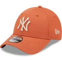 kepure-islenkta-oranzine-reguliuojamas-9forty-league-essential-new-york-yankees-mlb-new-era