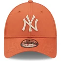 regulowana-pomaranczowa-czapka-z-zakrzywionym-daszkiem-z-bezowym-logo-9forty-league-essential-new-york-yankees-mlb-od-new-era