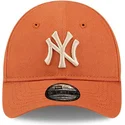 pomaranczowa-regulowana-czapka-z-zakrzywionym-daszkiem-dla-malego-dziecka-z-bezowym-logo-9forty-league-essential-new-york-yankee