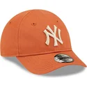 pomaranczowa-regulowana-czapka-z-zakrzywionym-daszkiem-dla-malego-dziecka-z-bezowym-logo-9forty-league-essential-new-york-yankee