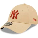 bezowa-regulowana-czapka-z-zakrzywionym-daszkiem-dla-dzieci-z-brazowym-logo-9forty-league-essential-new-york-yankees-mlb-od-new-