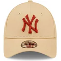 bezowa-regulowana-czapka-z-zakrzywionym-daszkiem-dla-dzieci-z-brazowym-logo-9forty-league-essential-new-york-yankees-mlb-od-new-