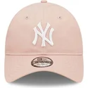 rozowa-zakrzywiona-czapka-regulowana-9twenty-league-essential-new-york-yankees-mlb-od-new-era