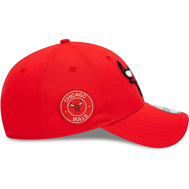 kepure-islenkta-raudona-reguliuojamas-9forty-team-side-patch-chicago-bulls-nba-new-era