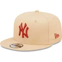 bezowa-czapka-z-daszkiem-typu-snapback-9fifty-league-essential-new-york-yankees-mlb-od-new-era