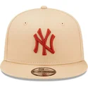 bezowa-czapka-z-daszkiem-typu-snapback-9fifty-league-essential-new-york-yankees-mlb-od-new-era