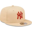 bezowa-czapka-z-daszkiem-typu-snapback-9fifty-league-essential-new-york-yankees-mlb-od-new-era