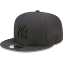czarna-czapka-snapback-z-plaskim-daszkiem-z-czarnym-logo-9fifty-gore-tex-new-york-yankees-mlb-od-new-era