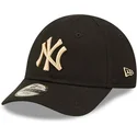 czarna-zakrzywiona-regulowana-czapka-dla-malego-dziecka-z-bezowym-logo-9forty-league-essential-new-york-yankees-mlb-od-new-era